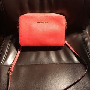 *CONDITION:EXCELLENT*Michael Kors Cross-body purse